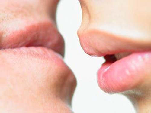 “Doença do beijo”: médico alerta para aumento de casos no período do Carnaval