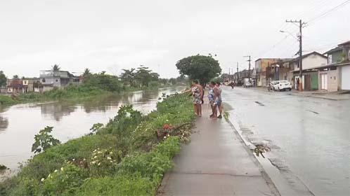 Bombeiros buscam mulher que caiu em rio durante temporal em Belford Roxo no Rio de Janeiro