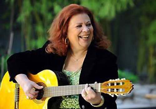 Após meses internada no Rio, Beth Carvalho é transferida para UTI