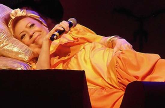 O Show tem que continuar: Beth Carvalho faz show deitada