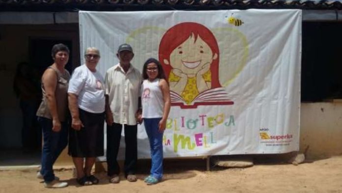 Menina transforma garagem do sítio dos avós em biblioteca pública
