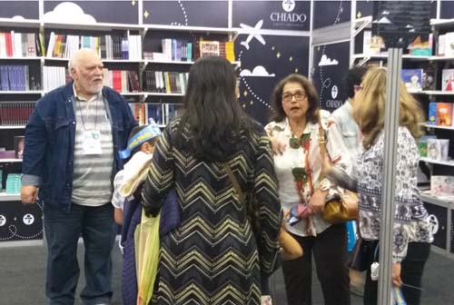 Escritor santanense autografa na XIX Bienal Internacional do Livro
