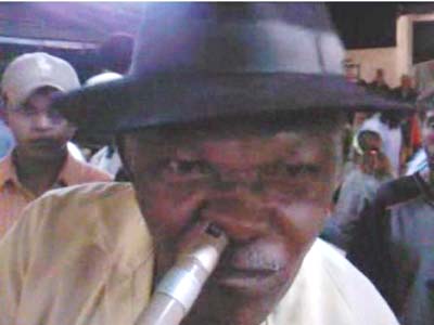 Músico toca pífano com o nariz em Carneiros