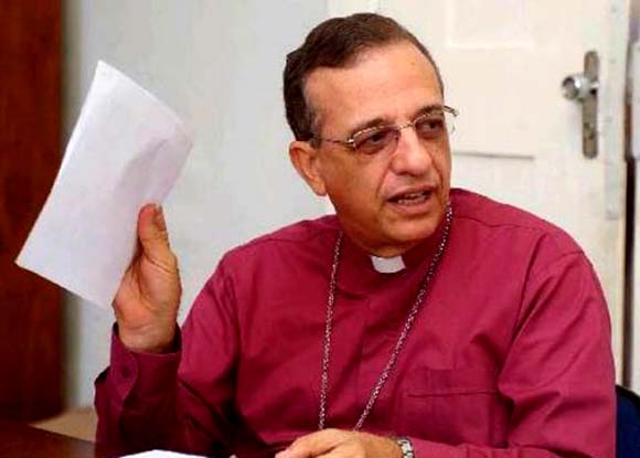 Filho suspeito da morte de bispo assassinado recebe alta médica