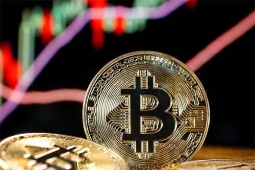Bitcoin alcança valor recorde de US$ 100 mil: 7 momentos que definem a criptomoeda