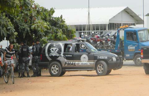Operação da PM apreende carro e motocicletas irregulares