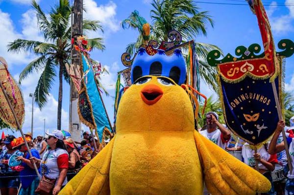 Prévias carnavalescas levam foliões à orla de Maceió