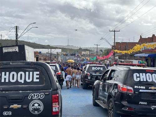 Polícia Militar garante segurança durante desfile do Bloco Tudo Azul em Murici com apoio de 50 militares e viaturas especializadas