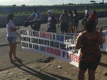 Moradores de Rio Largo bloqueiam BR 104 e denunciam falta de água