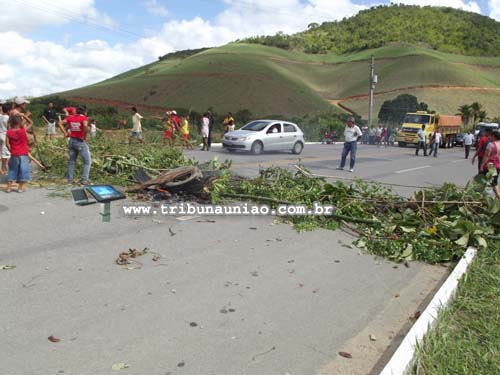 Tv Tribuna União: Desabrigados que ainda moram nas barracas de lona de Rocha Cavalcante bloqueiam BR-104 na zona rural de União dos Palmares