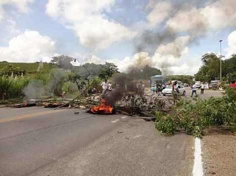 Bloqueio no km. 38 da BR 104 em União dos Palmares provoca congestionamento
