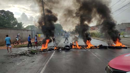 População fecha AL-215 em Marechal Deodoro em protesto contra a BRK pela falta d’água