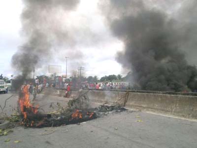 Cansados de esperar casas prometidas, desabrigados bloqueiam BR em Rio largo