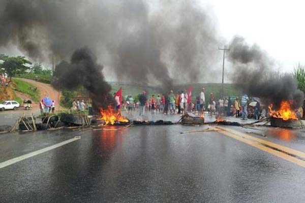 Funcionários de usina Utinga Leão bloqueiam BR 316 em Atalaia