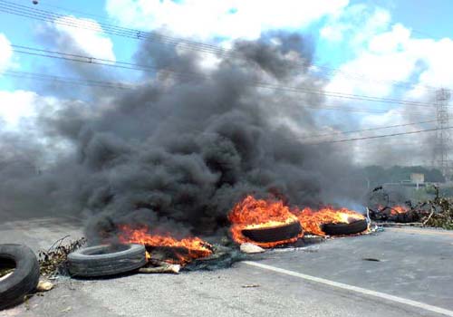 Integrantes do MLST liberam pista após bloqueio na BR 101 em Messias