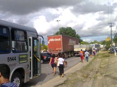 Motoristas de vans protestam contra SMTT e bloqueiam rodovia no Tabuleiro