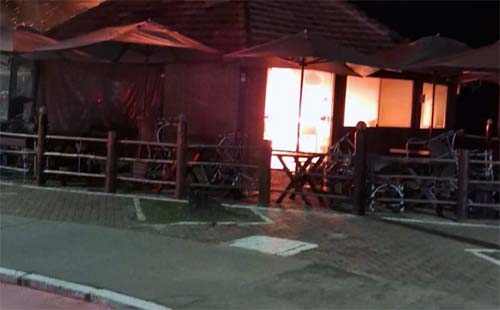 Barraca de praia na Jatiúca é destruída por incêndio na noite desta quarta