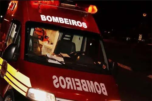 Duas pessoas ficam feridas em capotamento na Avenida Durval de Góes Monteiro, em Maceió