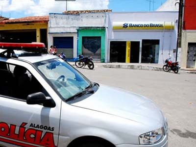 Bandidos tentam explodir cofre de agência do Banco do Brasil