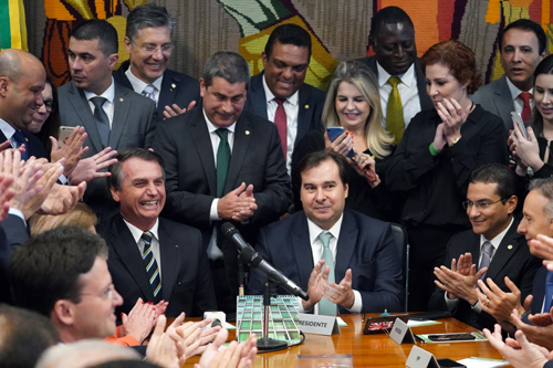 Bolsonaro entrega a Maia projeto que muda regras para obtenção e suspensão de CNH