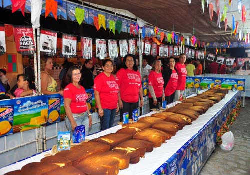 Maior bolo do mundo reúne turistas em Caruaru