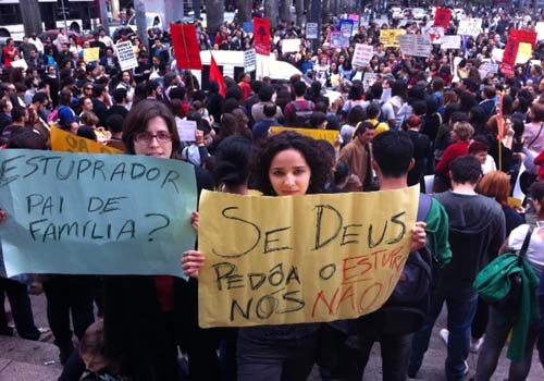Em ato em SP, manifestantes criticam Dilma e ‘bolsa-estupro’ 