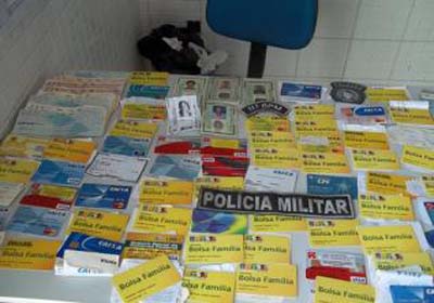 Interior Policiais apreendem cartões do Bolsa Familia com suposto agiota