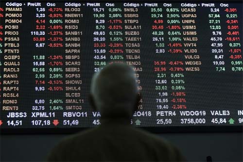 Dólar cai 4,09%, na maior queda diária desde 2018, e Bolsa sobe 5,54% com otimismo após o 1º turno