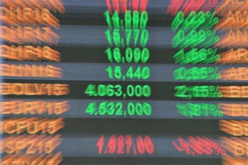 Bolsa e dólar caem após aumento dos juros para 10,75% ao ano