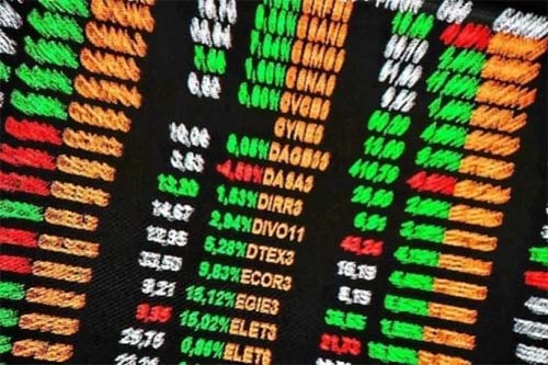 Bolsa de São Paulo atinge novo marco, mas fecha com leve alta