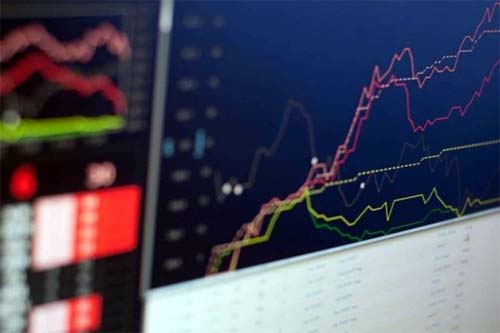Dólar sobe e bolsa cai com indefinição sobre corte de gastos