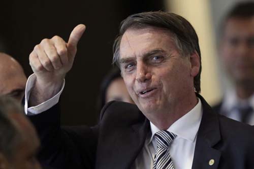 Bolsonaro parabeniza policial por matar homem que fez idosa refém no RJ