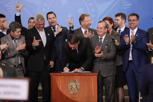 Governo muda decreto de armas e veta porte de fuzil a cidadão comum