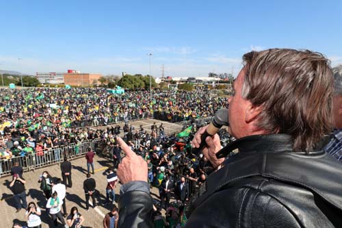 ‘Motociata’ em apoio a Bolsonaro reúne milhares de pessoas em Porto Alegre