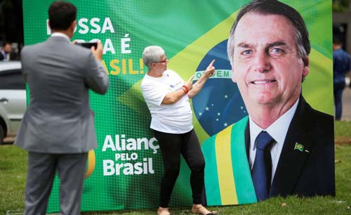Com cartuchos de munição e número 38, Bolsonaro lança partido à sua medida