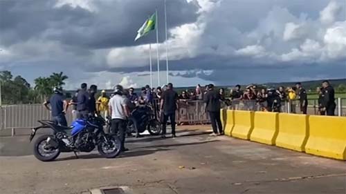 Na véspera de natal, Bolsonaro passeia de moto e fala com apoiadores