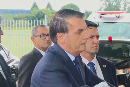 Bolsonaro quer ''suavizar'' e tirar ideologia de livros didáticos de 2021