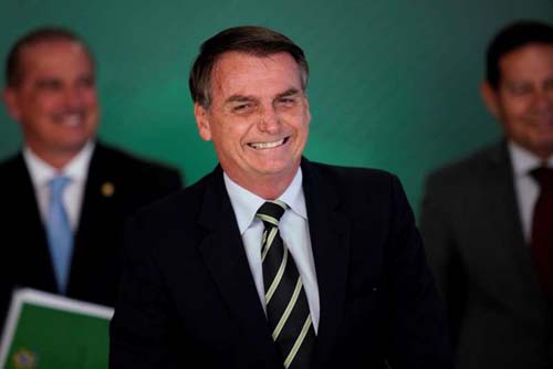 Bolsonaro comemora e diz que leilão de aeroportos mostra volta da confiança no Brasil