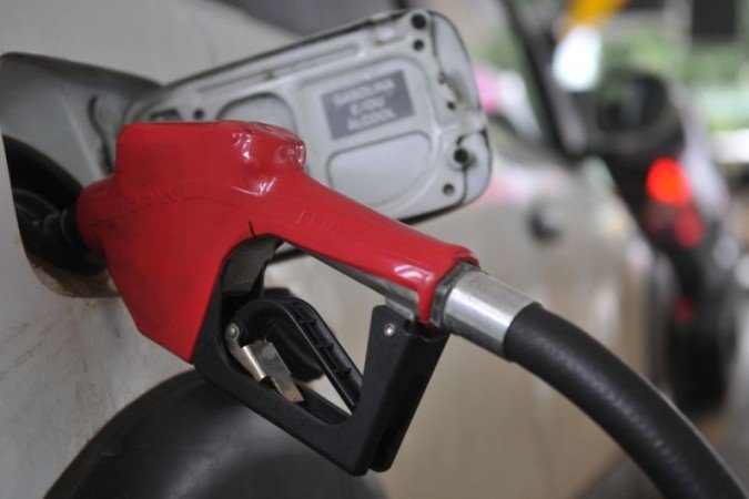 Governo ameaça congelar preços dos combustíveis para segurar inflação