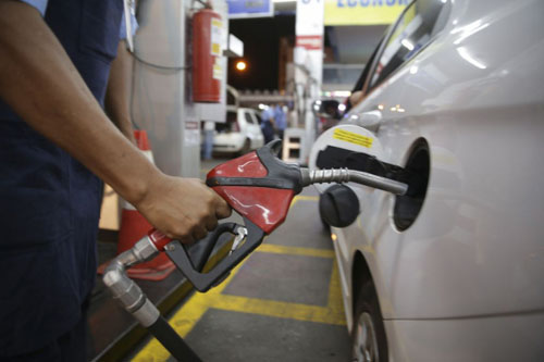 Gasolina sobe pela 5ª semana seguida nos postos; diesel recua levemente