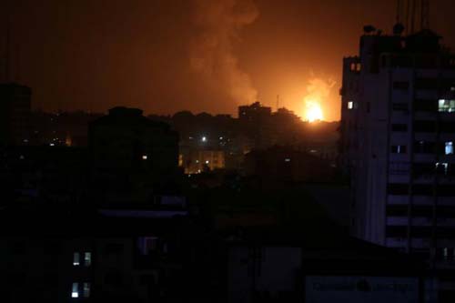 Israel bombardeia alvos em Gaza após foguetes lançados contra Tel-Aviv