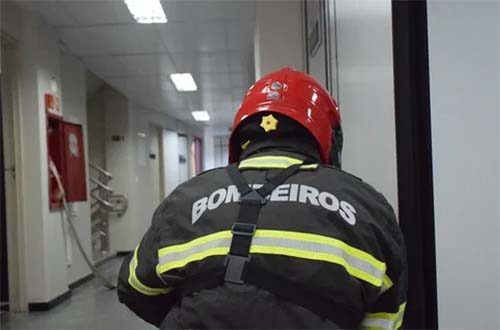 Nove pessoas ficam presas em elevador na Ponta Verde, mas são resgatadas com segurança