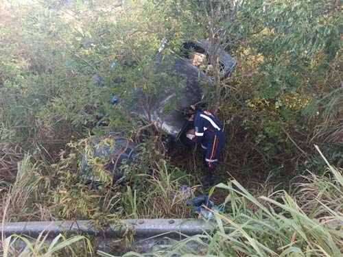 Motorista fica ferido e preso às ferragens em capotamento na BR 101