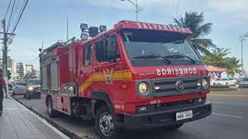 Carro colide em muro de residência e deixa moradores presos em Murici