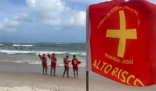 Corpo de Bombeiros evita múltiplos afogamentos na Praia do Francês em questão de minutos