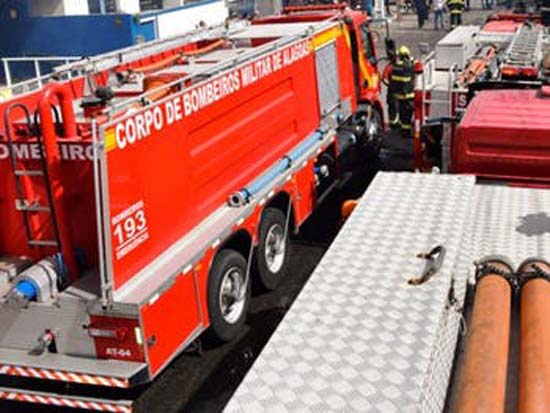 Caminhão que transportava algodão tomba e incendeia na BR-101