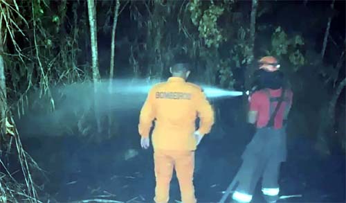 7 dias após tragédia que matou 20 pessoas, vegetação da Serra da Barriga pega fogo