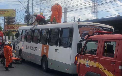 Mulher cai de passarela do Cepa em cima de ônibus, na Avenida Fernandes Lima