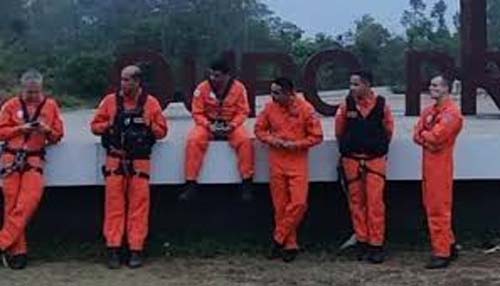 Foto mostra os passageiros do avião antes da partida para procurar um avião monomotor que havia caído momentos antes em Ouro Preto