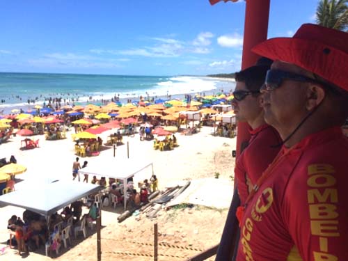 Bombeiros realizam 05 resgates a banhistas neste domingo na Praia do Francês